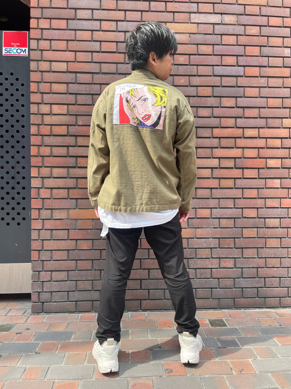 「AVIREX、AVIREXBelle、AVIREX心斎橋、ミリタリー、春コーデ、お洒落さんとつながりたい、カジュアル、グリーン、休日スタイル、春、ファッションの力を信じよう、大人カジュアル、リラックススタイル、夏コーデ、ootd」｜「AVIREXのユーティリティー シャツ ポスターパッチ / LONG SLEEVE UTILITY SHIRT "POSTER PATCH" / アヴィレックス / AVIREX（シャツ/ブラウス、グリーン系）」を使った、南慎也さん（メンズ・166cm）の春コーディネートの1枚目の写真