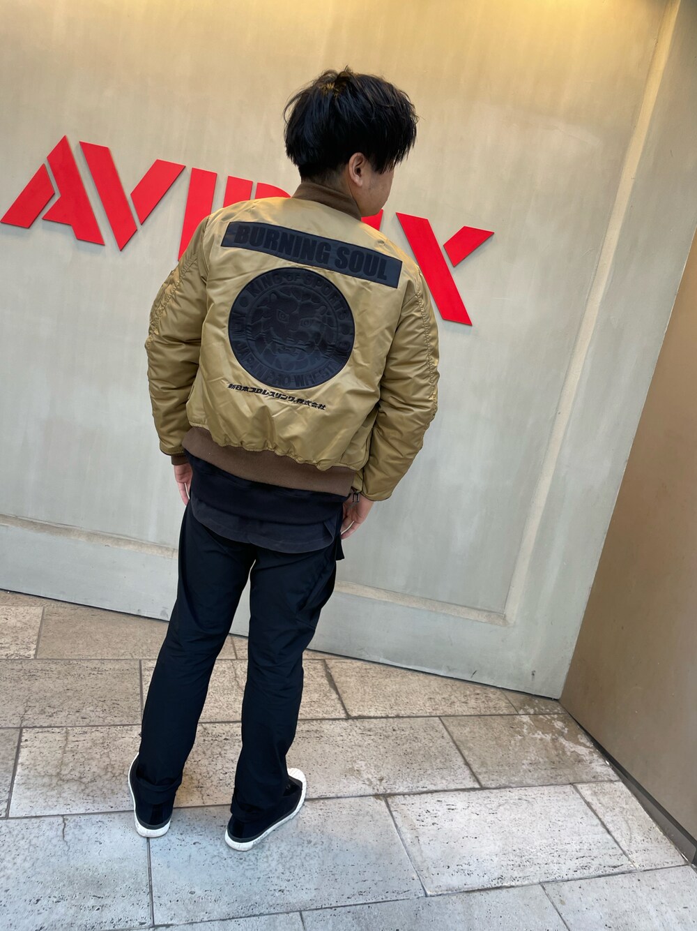 「AVIREX、AVIREXBelle、AVIREX心斎橋、休日コーデ、大人カジュアル、ラフ、カジュアル、秋服コーデ、MA-1、ミリタリージャケット、ミリタリー、ストリート、ロゴスウェット、カーキ、ootd」｜「AVIREXの【新日本プロレス × AVIREX】SPECIAL MA-1（MA-1、ゴールド系）」を使った、南慎也さん（メンズ・166cm）の秋コーディネートの1枚目の写真