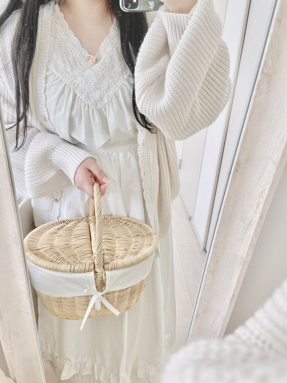 「シンプルコーデ、秋コーデ、おしゃれさんと繋がりたい、ワンピース、ガーリー、エプロン、カーディガン、ホワイト、white、ピクニック、おでかけ、淡色コーデ、休日スタイル、Sylvia_」｜「SYLVIAのアイテム（ファッション雑貨、ホワイト系）」を使った、瑚白さん（レディース・151cm）の秋コーディネートの1枚目の写真