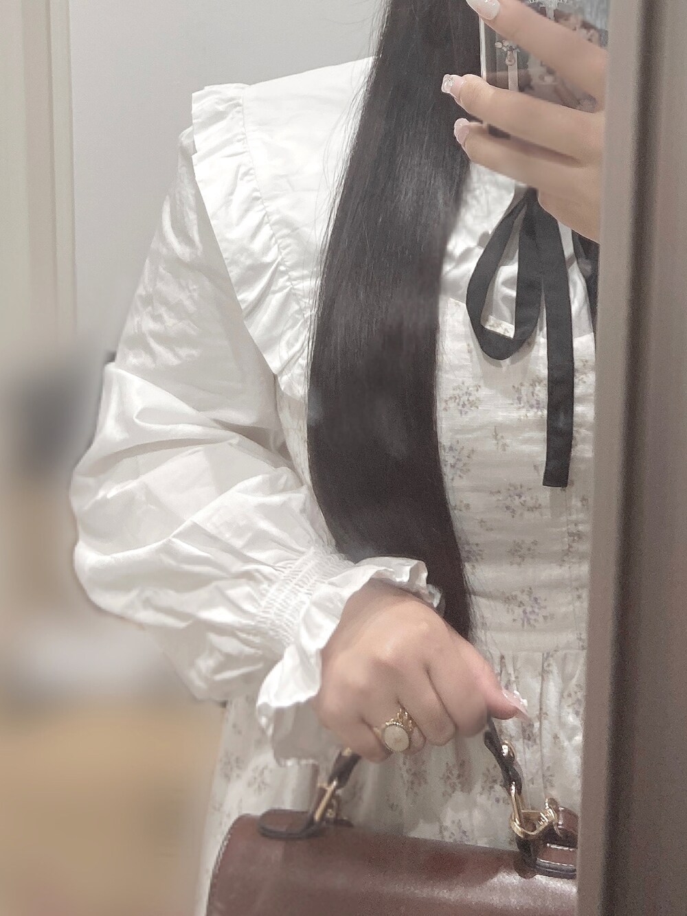 「春夏コーデ、春、お花見、お洒落さんとつながりたい、春服みてみて、低身長、休日コーデ、淡色コーデ、ワンピース、ブラウス、キャミワンピ、ベージュ、リボン、シャツ、ピクニック」｜「H&Mのリボンディテールブラウス（シャツ/ブラウス、ホワイト系）」を使った、瑚白さん（レディース・151cm）の春コーディネートの1枚目の写真