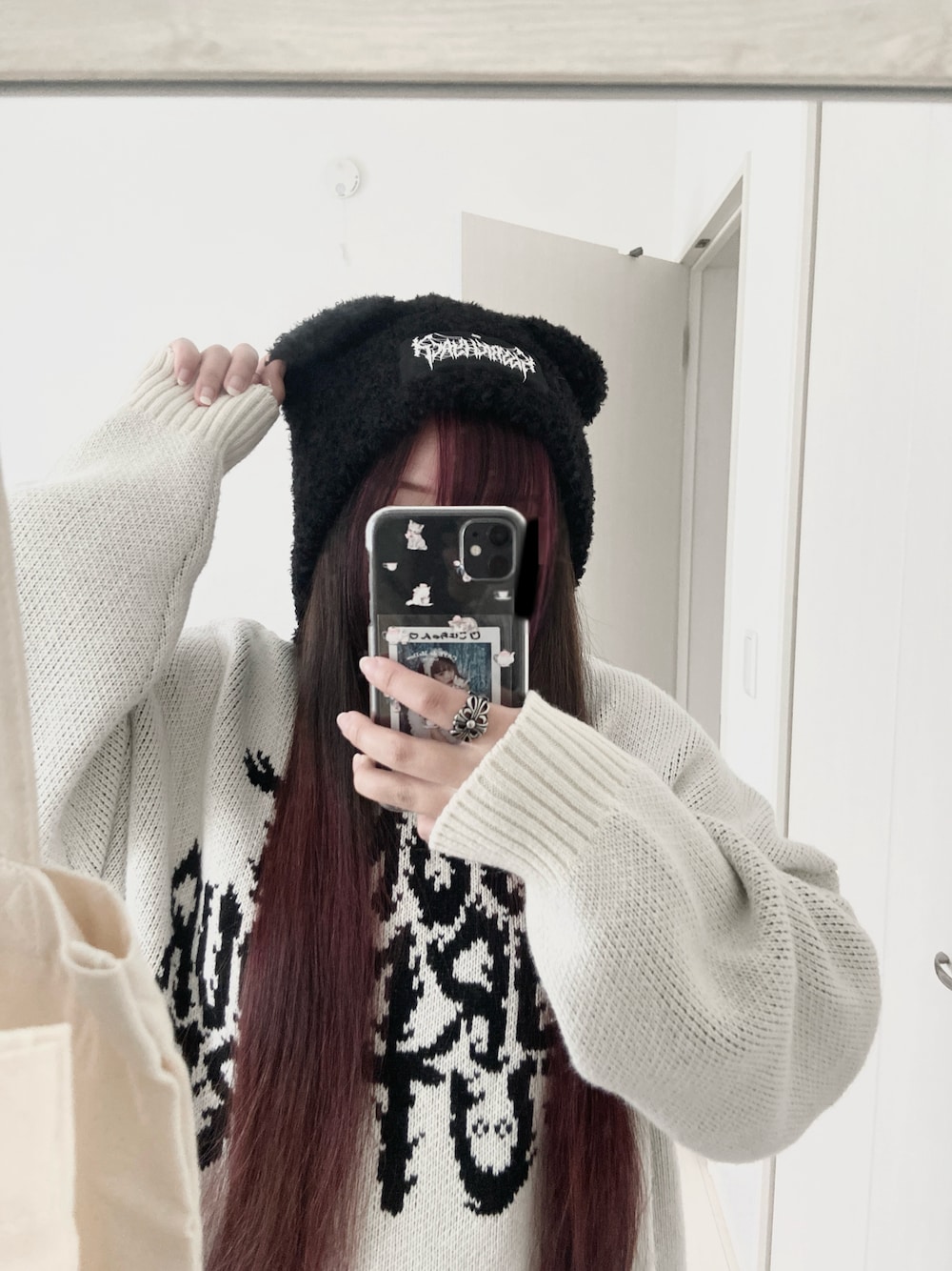 「ニット、シンプルスタイル、ストーリート、耳付き帽子、帽子、ニット帽、ホワイト、ホワイトコーデ、冬コーデ、あったかコーデ、秋冬コーデ、モノトーン」｜「KRYのアイテム（ニットキャップ/ビーニー、ブラック系）」を使った、瑚白さん（レディース・151cm）の冬コーディネートの1枚目の写真