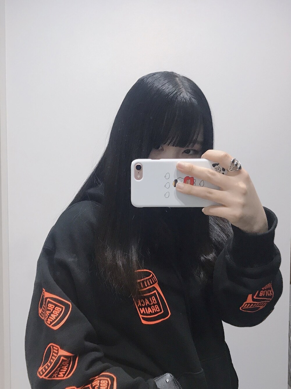 「シンプルコーデ、パーカー、黒、black、モノトーン、ストリート、street、かっこいい、冬、ブラック、キレイめ」｜「BLACK BRAINのアイテム（パーカー、ブラック系）」を使った、瑚白さん（レディース・151cm）の春コーディネートの1枚目の写真