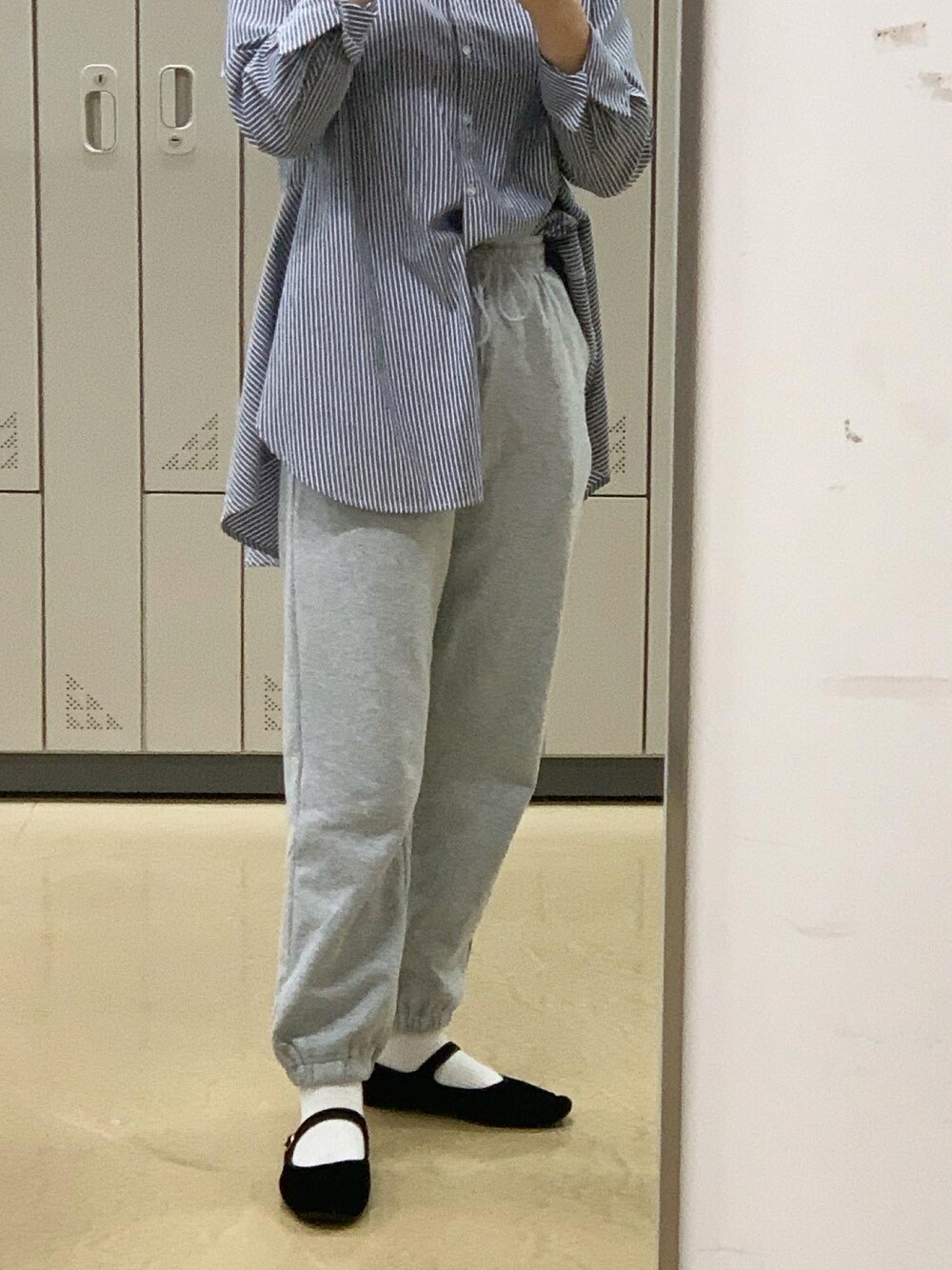 「スウエットパンツ、大人カジュアル、秋冬コーデ、シンプル、UNIQLO、ストライプ、シャツスタイル、おしゃれさんと繋がりたい、いいね、save、フォローお願いします🤑」｜「UNIQLOのアイテム（スウェットパンツ、グレー系）」を使った、hoさん（レディース・162cm）の秋コーディネートの1枚目の写真