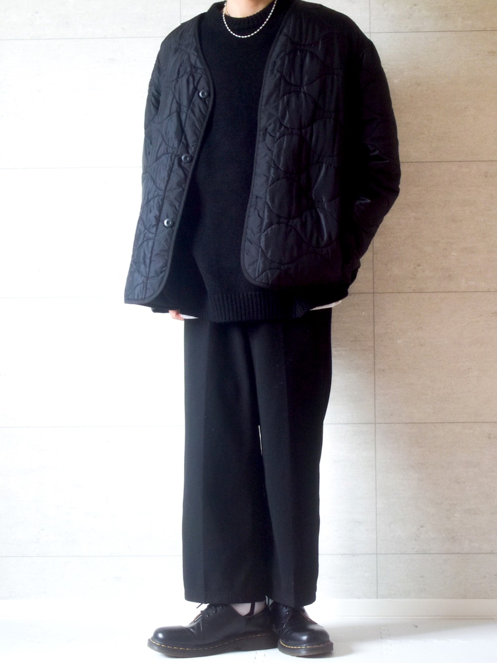 ブラック系のブーツ、ブラック系のスラックス、ブラック系のモッズコートを着用したメンズの秋コーディネートの1枚目の写真