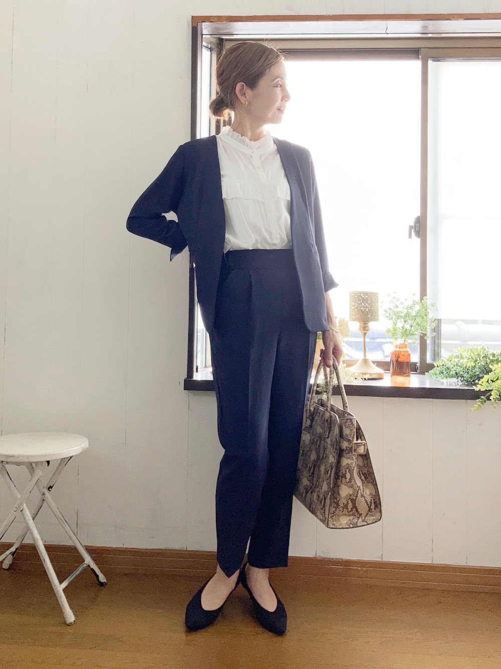 ブルー系のスーツセット、ホワイト系のシャツ/ブラウス、ブラック系のパンプスを着用したレディースの夏コーディネートの1枚目の写真