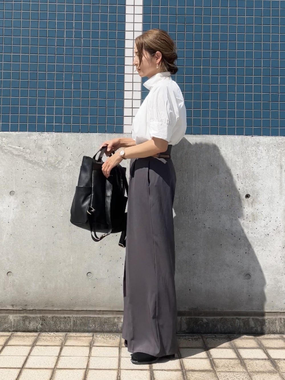 ホワイト系のシャツ/ブラウス、グレー系のその他パンツ、ブラック系のバックパック/リュックを着用したレディースの秋コーディネートの1枚目の写真