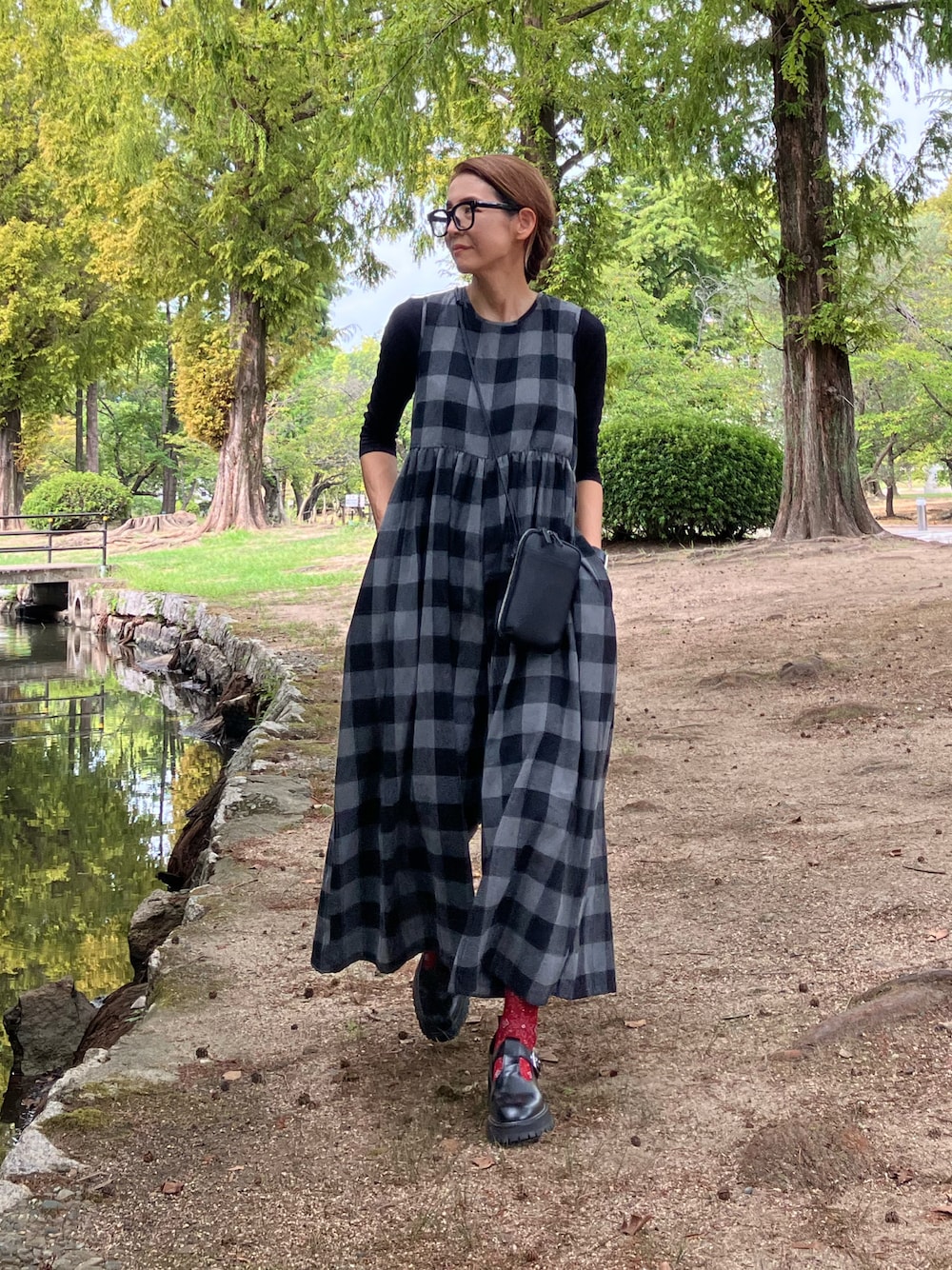 「merlot、メルロー、オールインワン、サロペット、40代ファッション、アラフィフ、秋コーデ」｜「MERLOTのギンガムチェックオールインワン（つなぎ/オールインワン、ブラック系）」を使った、まゆみんさん（レディース・160cm）の秋コーディネートの1枚目の写真