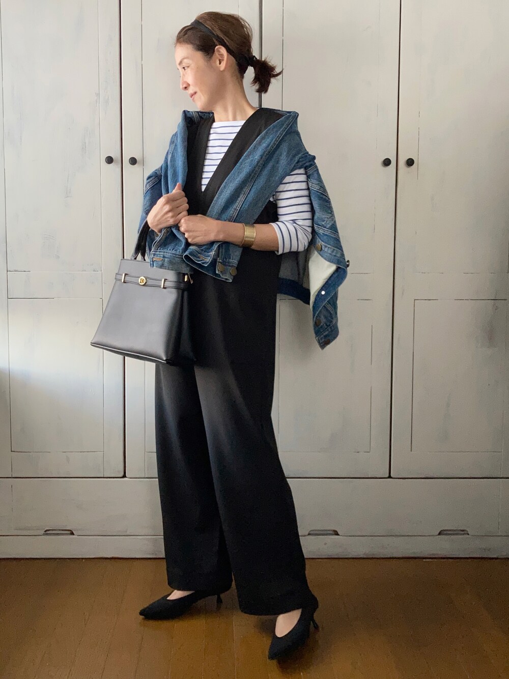 「オールインワン、サロペット、apretro、アプレトロ、ボーダートップス、ボーダー、Tシャツ、無印良品、春コーデ、デニムジャケット、オトナ女子、大人カジュアル」｜「ap retroのポンチオールインワン　サロペット（つなぎ/オールインワン、ブラック系）」を使った、まゆみんさん（レディース・160cm）の冬コーディネートの1枚目の写真
