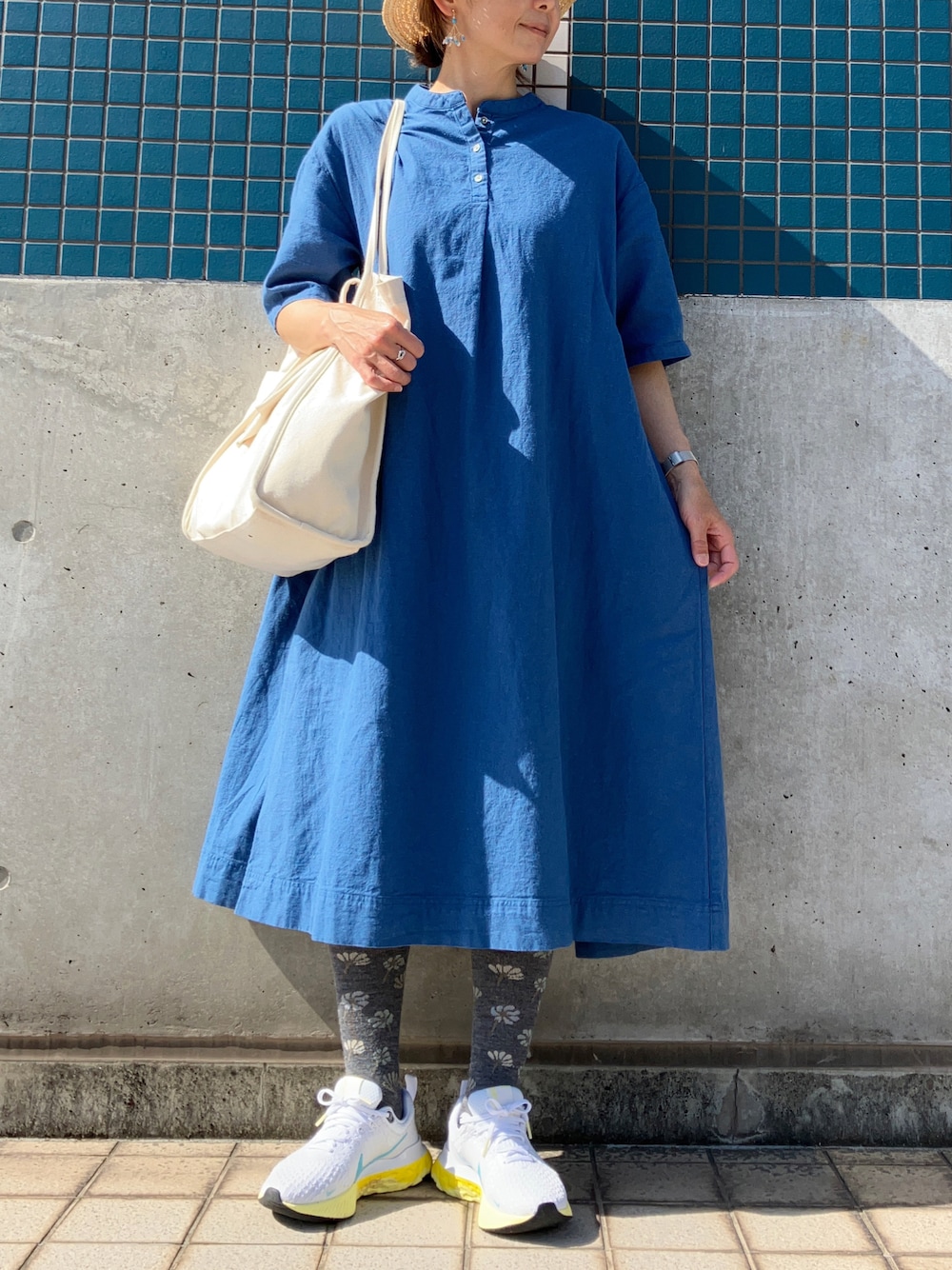 「リネンワンピース、ブルー、クレアデリス、Crea delice、Sockwell、柄ソックス、着圧ソックス、NIKE、スニーカー、サマンサ モスモス(Samansa Mos2)、カンカン帽」｜「Crea deliceのコットンリネンサイドタックワンピース  （ワンピース/ドレス、ブルー系）」を使った、まゆみんさん（レディース・160cm）の春コーディネートの1枚目の写真