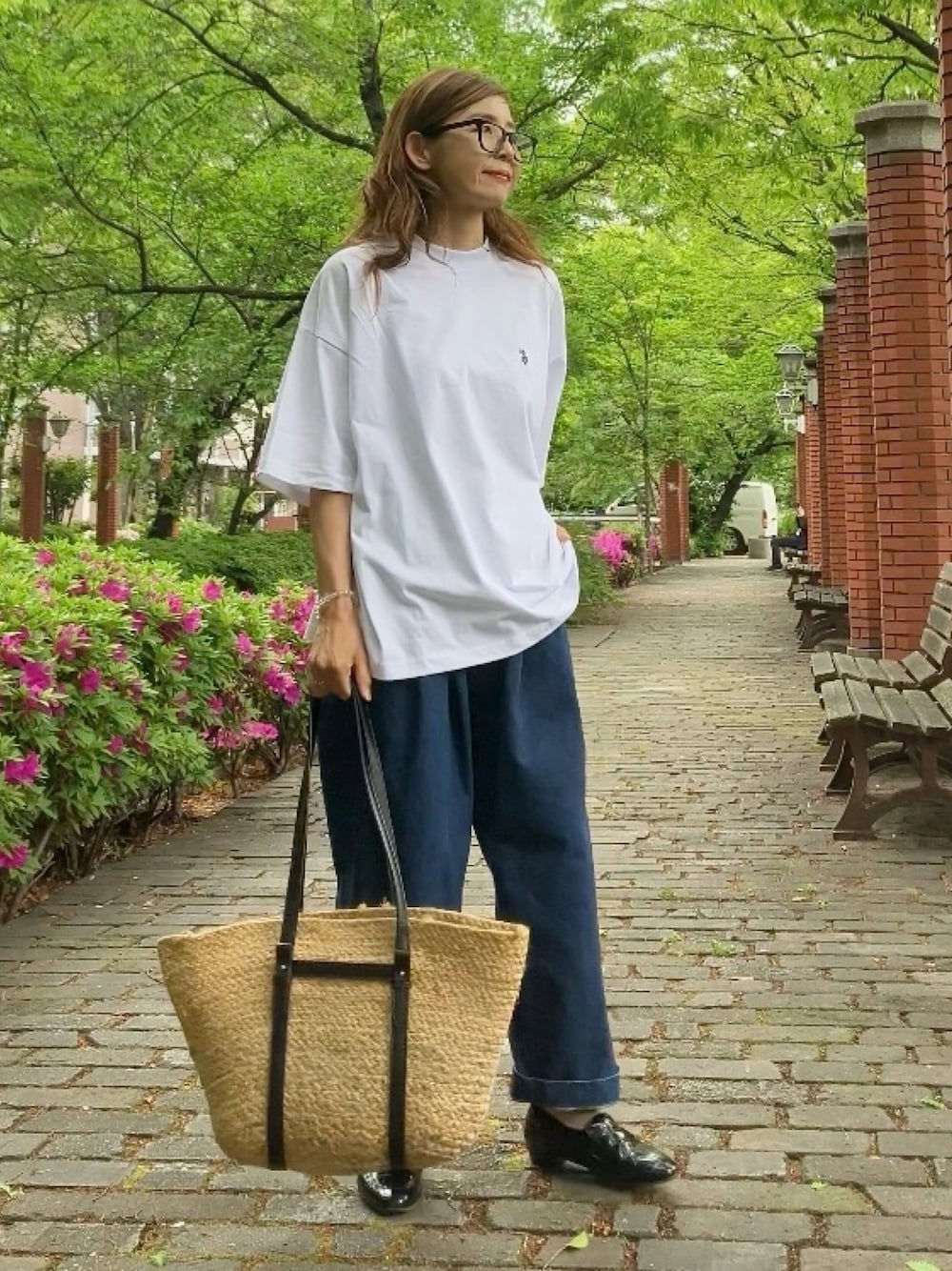 ホワイト系のTシャツ/カットソー、ブルー系のデニムパンツ、ブラック系のシューズを着用したレディースの春コーディネートの1枚目の写真