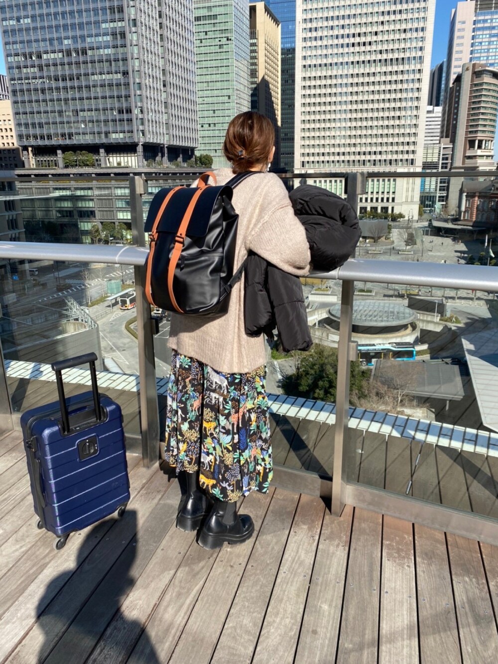 「旅行コーデ、出張、デート、サファリ、動物柄、ティアードワンピース、mananasuerte、エコダウン、apretro、サイドゴアブーツ、vivian、バックパック、リュック、GASTONLUGA、ガストンルーガ」｜「manana suerteのサファリプリントワンピース（ワンピース、ブラック系）」を使った、まゆみんさん（レディース・160cm）の冬コーディネートの1枚目の写真