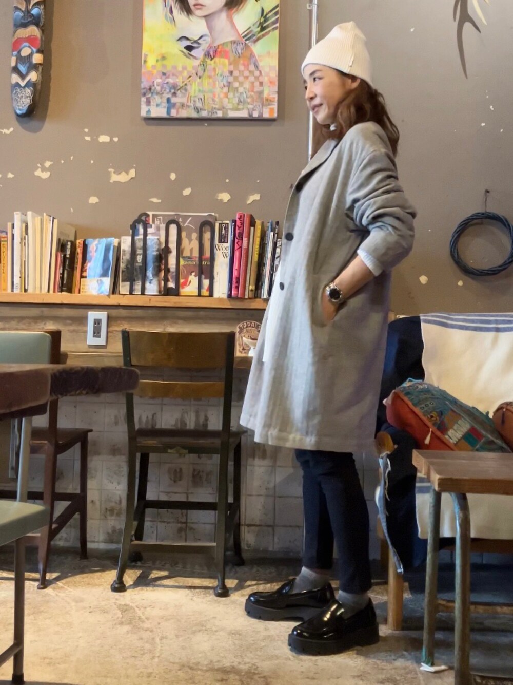 ブラック系のジャケット/アウター、ホワイト系のニット/セーター、ブラック系のローファーを着用したレディースの秋コーディネートの1枚目の写真