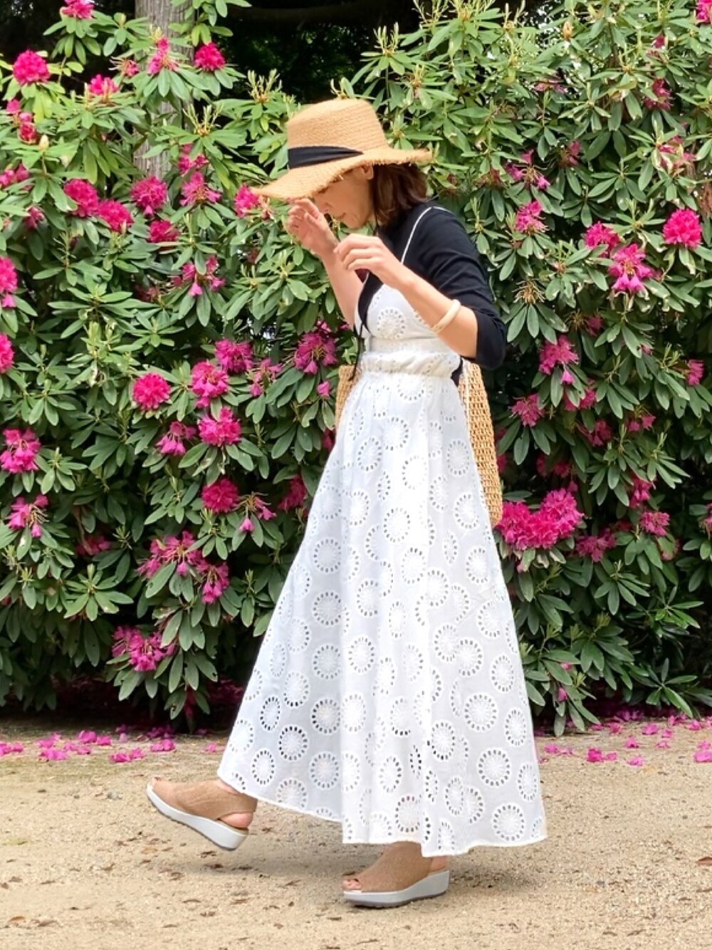 「ごきげんウィーク、お出かけコーデ、厚底サンダル、fitfit、ZARA、ZARAコーデ、キャミワンピ、刺繍、エンブロイダリー、ペーパーハット、かごバッグ」｜「ZARAのアイテム（ワンピース/ドレス、ホワイト系）」を使った、まゆみんさん（レディース・160cm）の春コーディネートの1枚目の写真