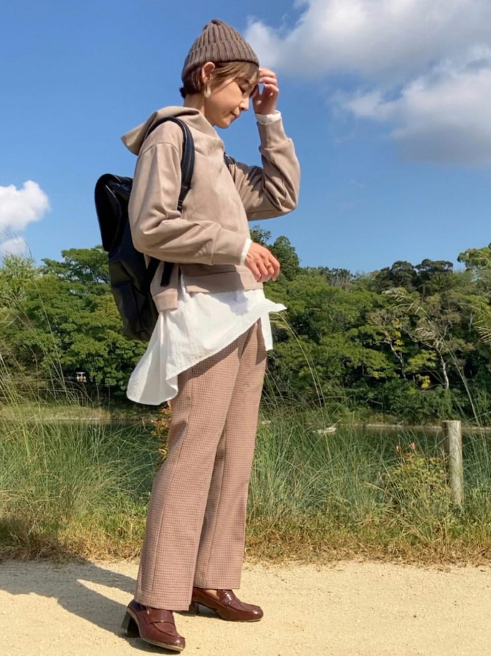 ブラウン系のパーカー、ホワイト系のシャツ/ブラウス、その他のその他パンツを着用したレディースの秋コーディネートの1枚目の写真