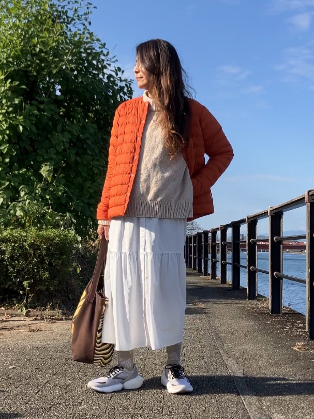 ベージュ系のニット/セーターを着用したレディースの冬コーディネートの1枚目の写真