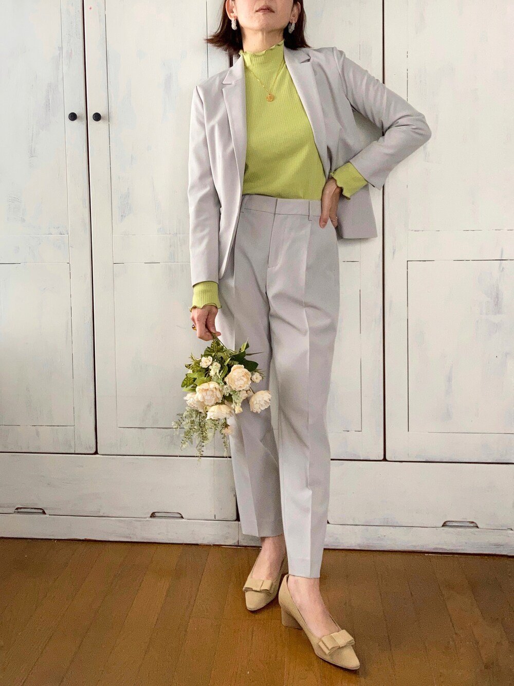 ベージュ系のテーラードジャケット、ベージュ系のその他パンツ、ベージュ系のパンプスを着用したレディースの冬コーディネートの1枚目の写真