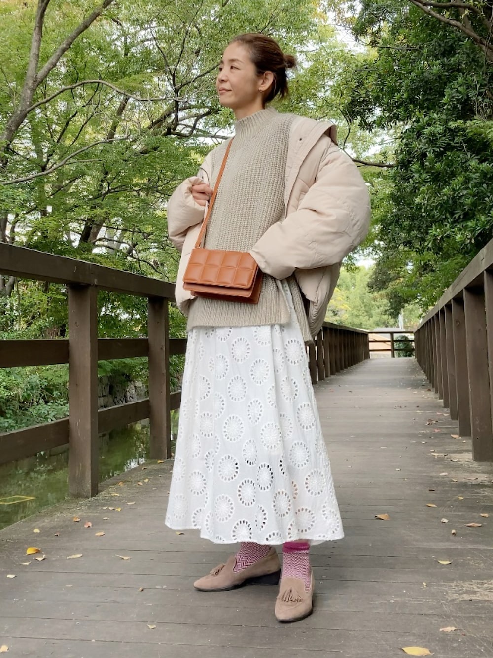 「秋冬コーデ、靴下、ソックス、柄ソックス、足元くら部、ソックウェル、Sockwell、apretro、ダウンジャケット、エコダウン、PAGEBOY、ZARA、fitfit、40代ファッション」｜「SockWellの[LD204W]HERRINGBONE TWEED　Ladies（ソックス/靴下、ピンク系）」を使った、まゆみんさん（レディース・160cm）の秋コーディネートの1枚目の写真