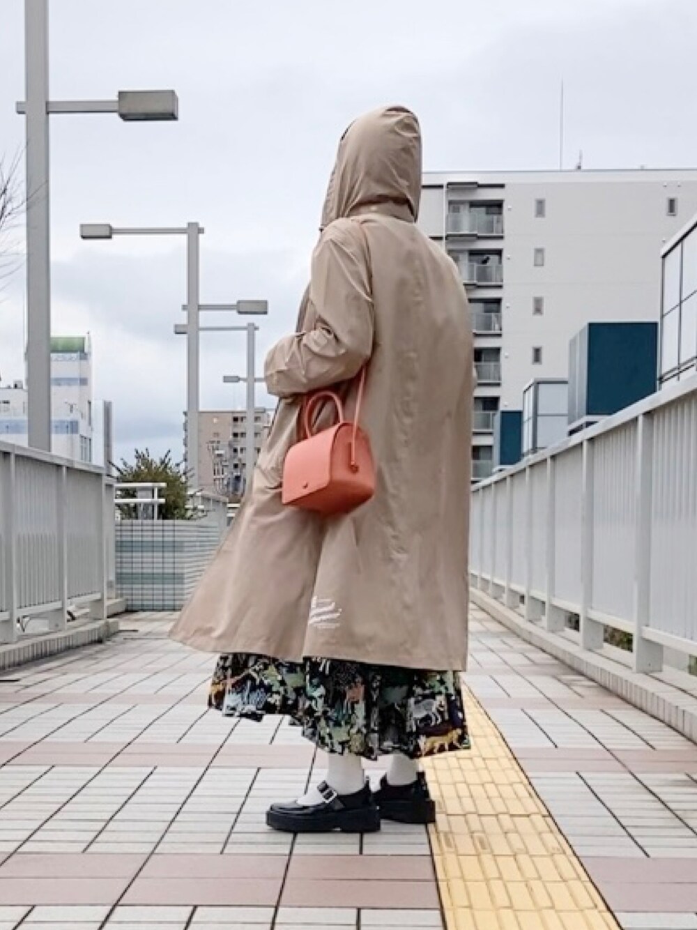 「雨の日コーデ、レインコート、Traditional Weatherwear、トラディショナルウェザーウエア、TWW、春コーデ、オレンジ、動物柄、動物モチーフ、ティアードワンピース」｜「Traditional WeatherwearのPENRITH RAIN PACKABLE / パッカブルレインコート（レインコート/ポンチョ、ベージュ系）」を使った、まゆみんさん（レディース・160cm）の春コーディネートの1枚目の写真