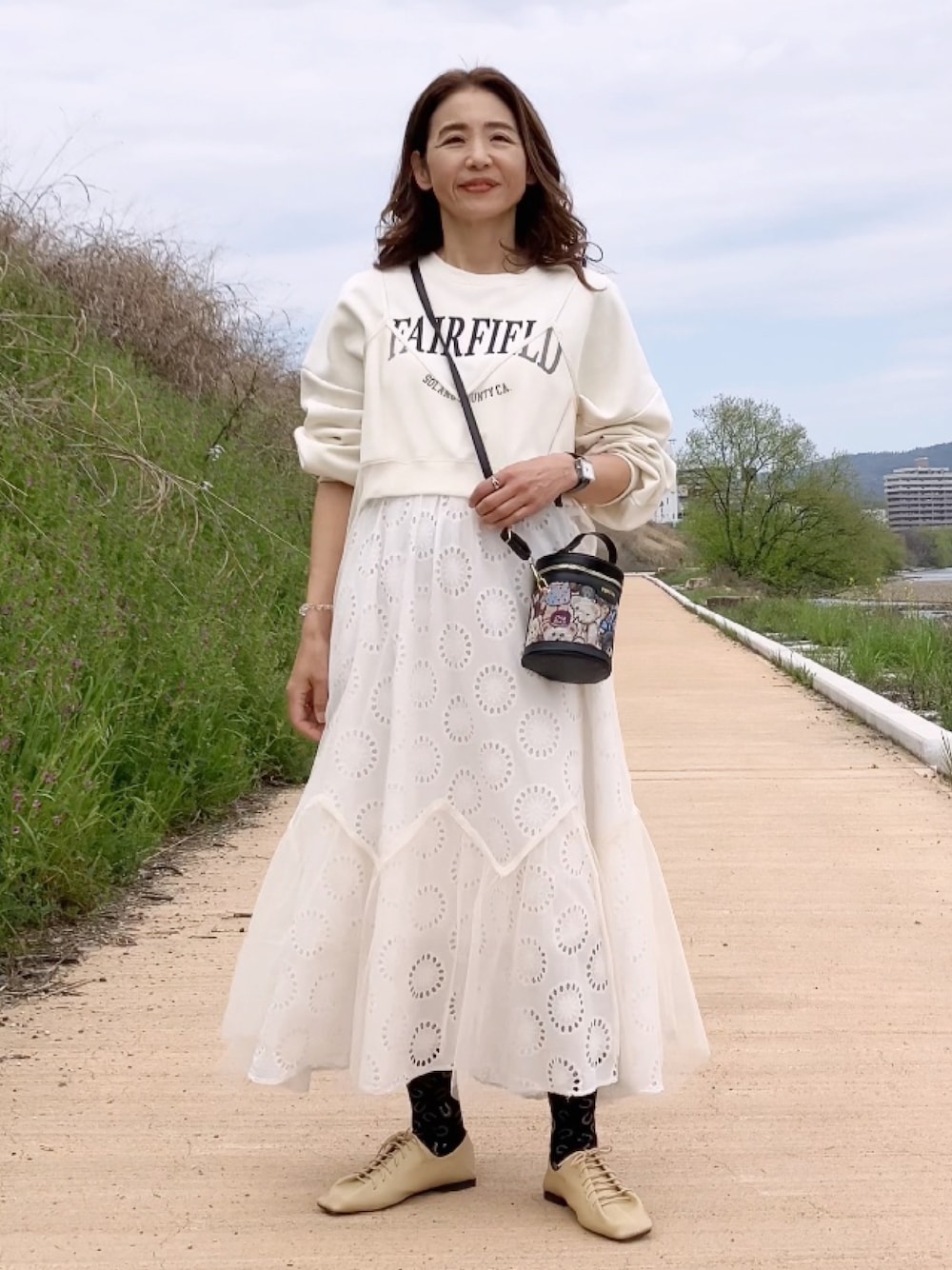 ホワイト系のワンピース、ホワイト系のスウェット、ベージュ系のその他シューズを着用したレディースの春コーディネートの1枚目の写真