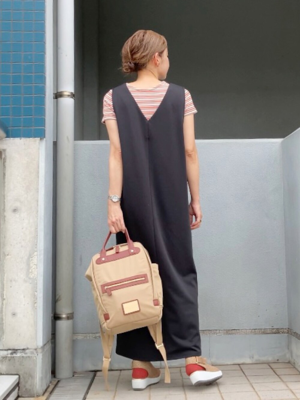 「ジャンスカ、アプレトロ、apretro、ボーダーTシャツ、ミニTシャツ、コンパクトトップス、GU、リュック、バックパック、ガストンルーガ、GASTONLUGA、fitfit、厚底サンダル」｜「ap retroのVネックロングジャンスカ/ ２WAY（前後）着用可能（ジャンパースカート、ブラック系）」を使った、まゆみんさん（レディース・160cm）の夏コーディネートの1枚目の写真