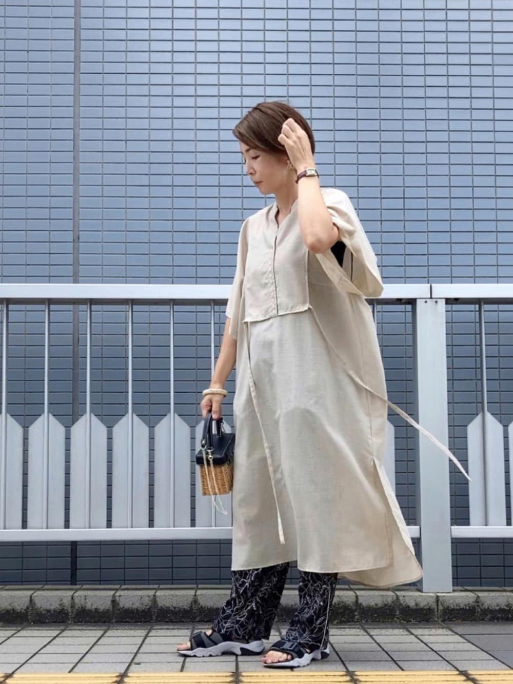 「corners、カフタン、涼しい、着心地抜群、クリーコンフォルト、crie conforto、柄パンツ」｜「CORNERSの【インフルエンサーKRさん×CORNERSコラボ】スラブジョーゼットカフタンシャツワンピース（シャツワンピース、ホワイト系）」を使った、まゆみんさん（レディース・160cm）の夏コーディネートの1枚目の写真
