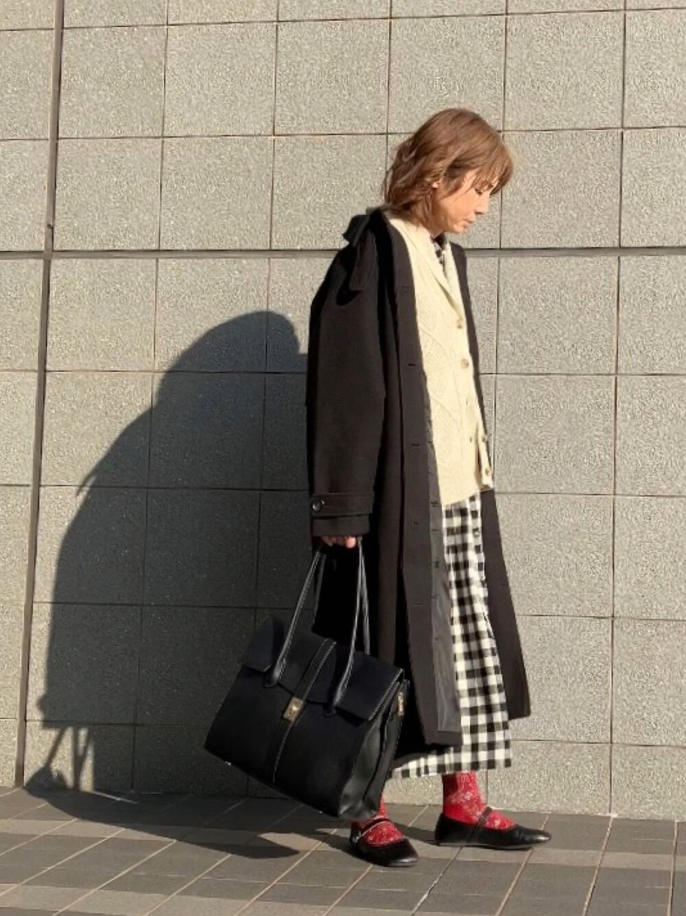 「オトナ女子、大人ガーリー、サマンサ モスモス(Samansa Mos2)、SM2、チェック、ロングコート、apretro、赤ソックス、柄ソックス、Sockwell」｜「ap retroのステンカラーコート/スタンドカラーロングコート（ステンカラーコート、ブラック系）」を使った、まゆみんさん（レディース・160cm）の冬コーディネートの1枚目の写真