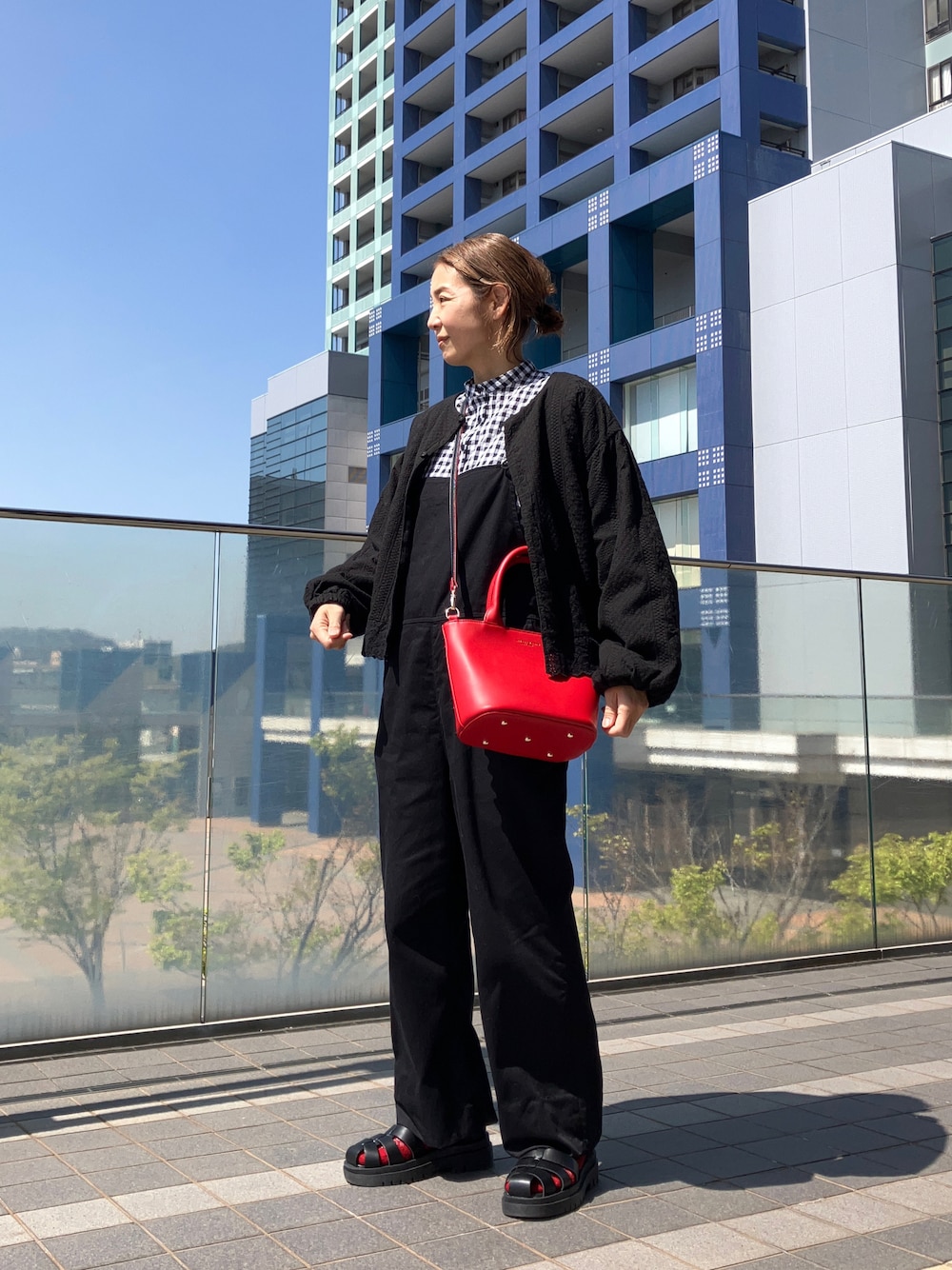 ブラック系のサロペット/オーバーオール、ブラック系のジャケット/アウター、ブラック系のシャツ/ブラウスを着用したレディースの春コーディネートの1枚目の写真