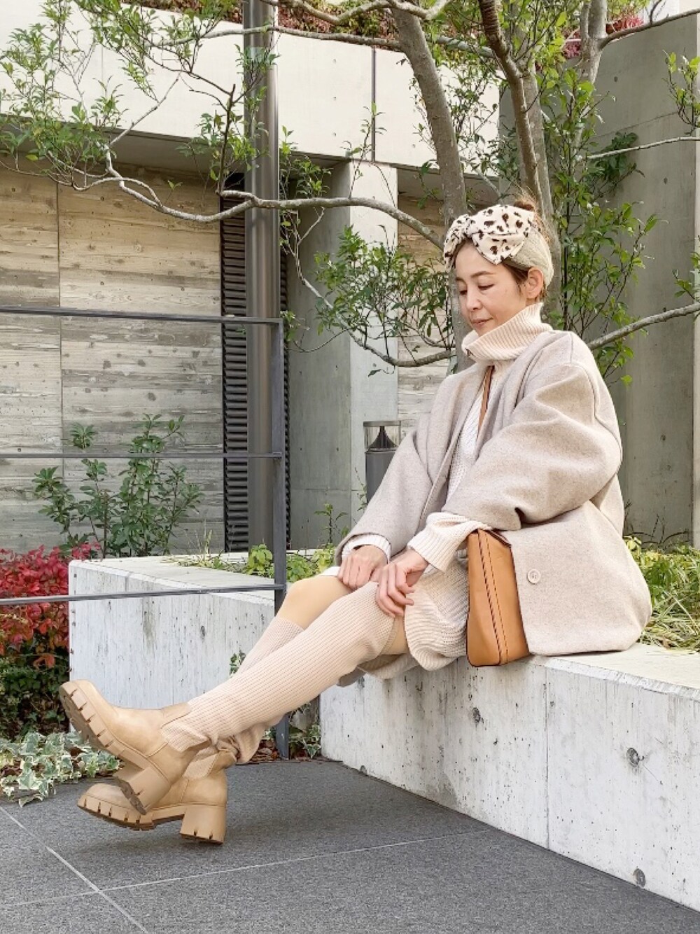 「ニーハイブーツ、new bella、冬のコーデ、ミニワンピ、ニットワンピース、ヘアバンド、淡色コーデ、40代ファッション」｜「New BellaのBritish Style Chunky Heeled Thick-soled Boots（ブーツ、ベージュ系）」を使った、まゆみんさん（レディース・160cm）の冬コーディネートの1枚目の写真