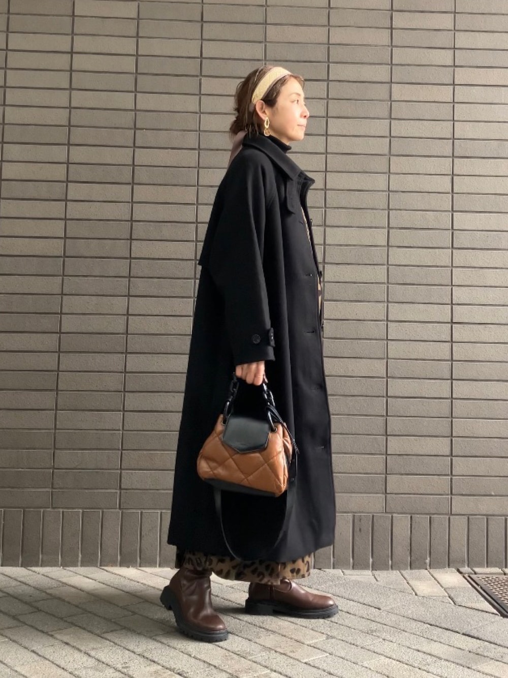 「レトロ、チェーンバッグ、deuxamour、ロングコート、apretro、カチューシャ、Samansa Mos2、SM2、GU、レオパード」｜「deux amourの太チェーンショルダーバッグ（ショルダーバッグ、ブラウン系）」を使った、まゆみんさん（レディース・160cm）の冬コーディネートの1枚目の写真