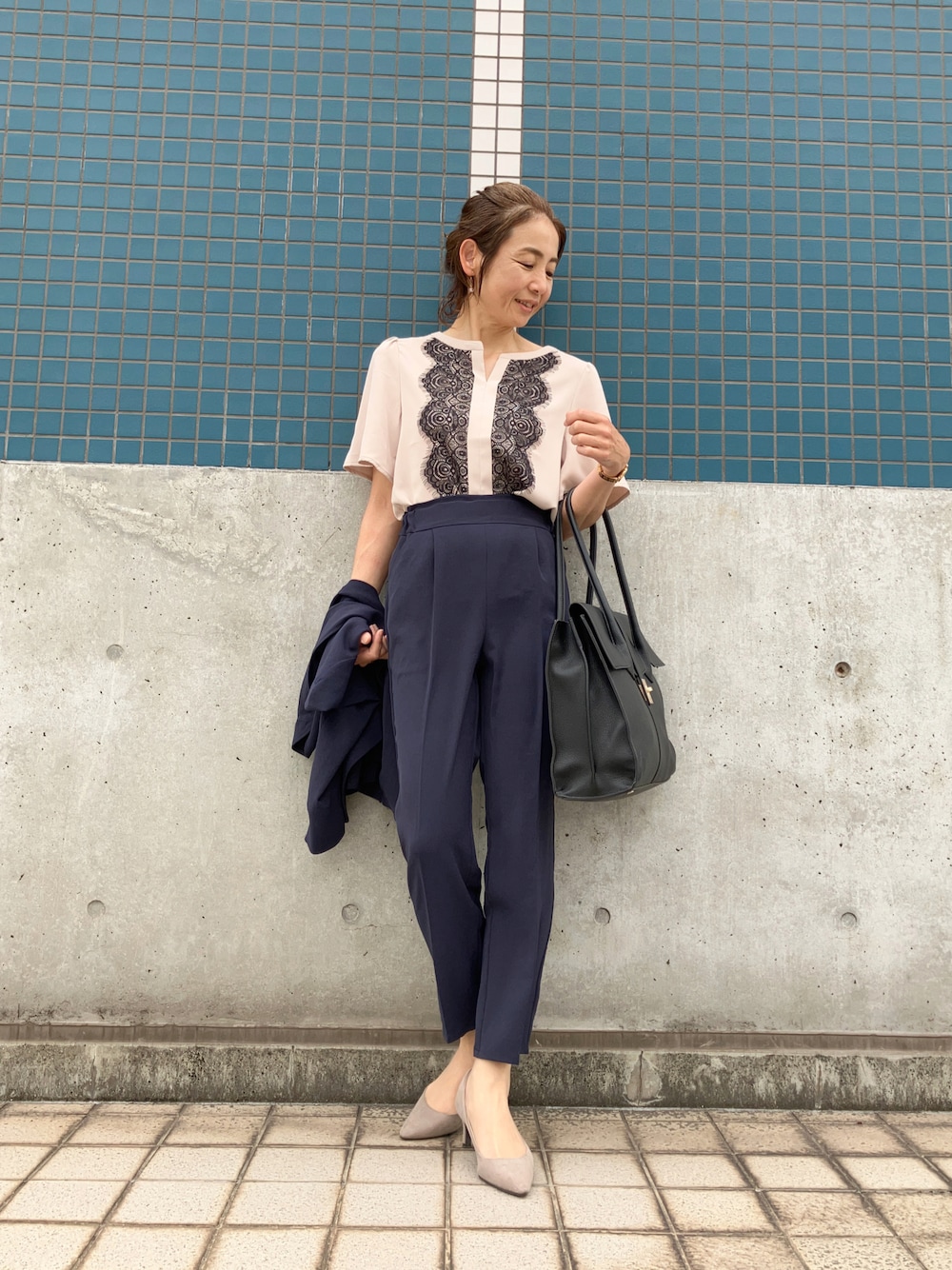 ベージュ系のシャツ/ブラウス、ブルー系のスーツセット、ブラック系のビジネスバッグを着用したレディースの夏コーディネートの1枚目の写真