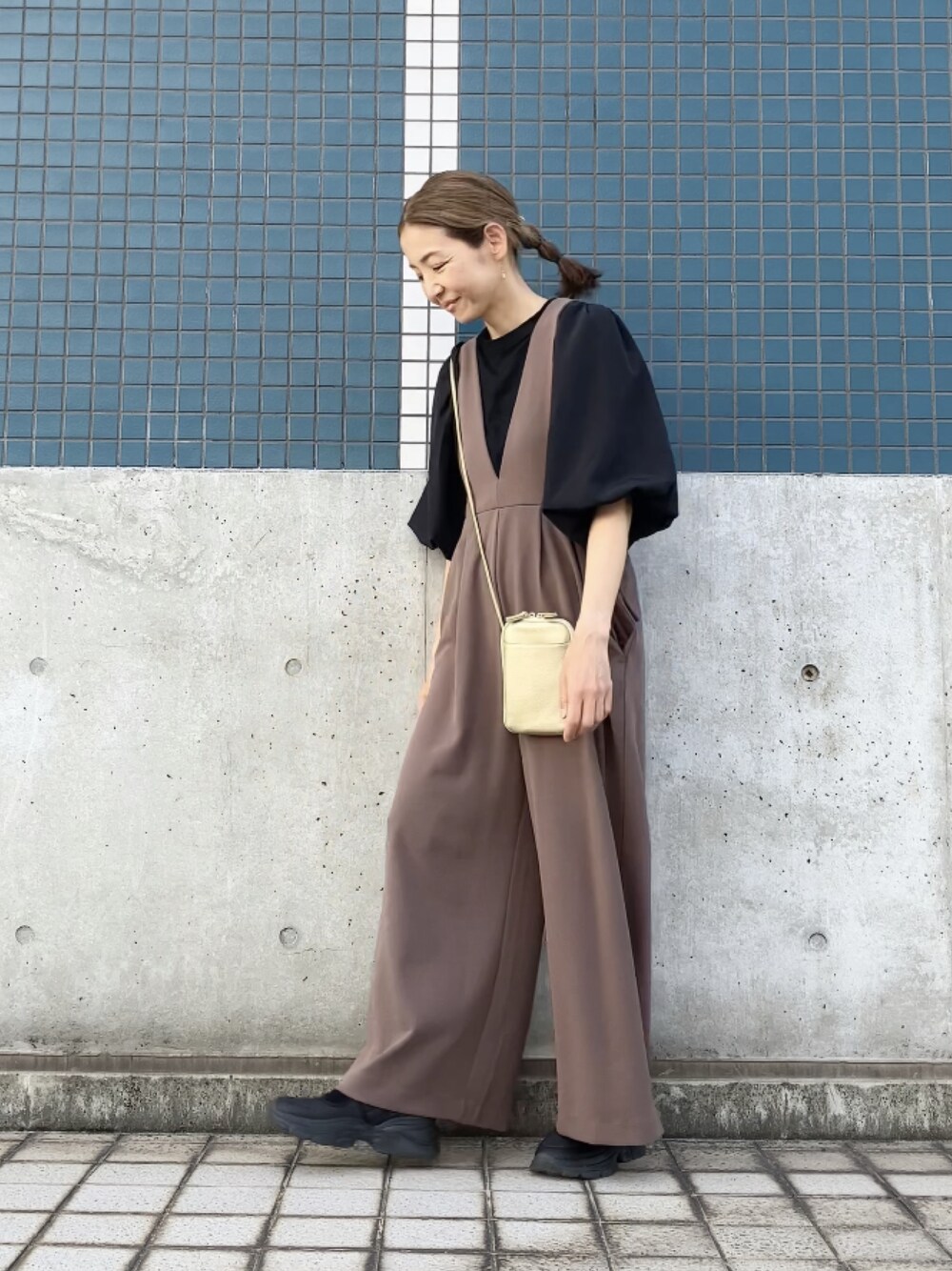 ブラウン系のサロペット/オーバーオール、ブラック系のTシャツ/カットソー、ゴールド系のバッグを着用したレディースの夏コーディネートの1枚目の写真