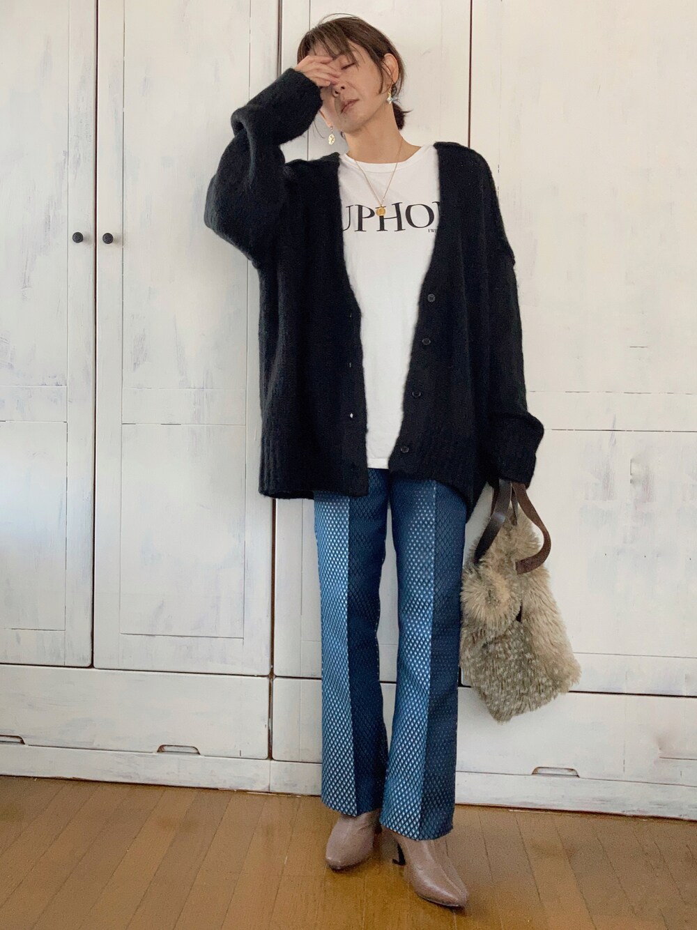 「カーディガン、ロゴT、柄パンツ、ジャガード、休日スタイル、ファーバッグ、ジャガードパンツ、crie conforto、クリーコンフォルト」｜「crie confortoのダイヤジャガードパンツ（その他パンツ、ブルー系）」を使った、まゆみんさん（レディース・160cm）の冬コーディネートの1枚目の写真