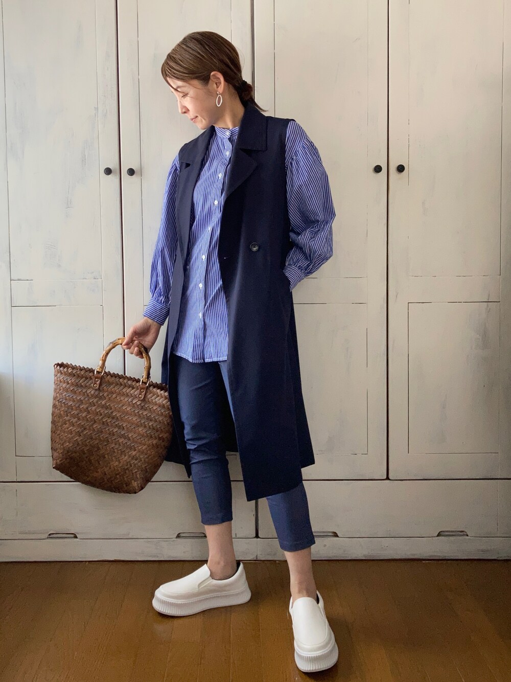 ブルー系のパンツ、ブルー系のシャツ/ブラウス、ブルー系のベストを着用したレディースの春コーディネートの1枚目の写真