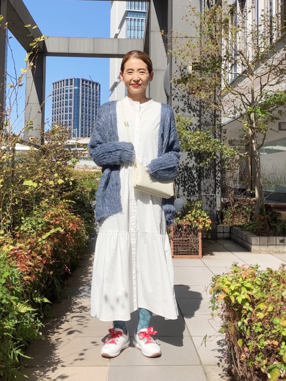 「WEGO、WEGOコーデ、カーディガン、Sockwell、着圧ソックス、ara、スニーカー、ドイツ、rickers、スマホショルダー、40代ファッション、アラフィフ」｜「WEGOのWEGO/【23年秋冬新作】ブラッシュニットビッグカーディガン（カーディガン/ボレロ、ブルー系）」を使った、まゆみんさん（レディース・160cm）の秋コーディネートの1枚目の写真