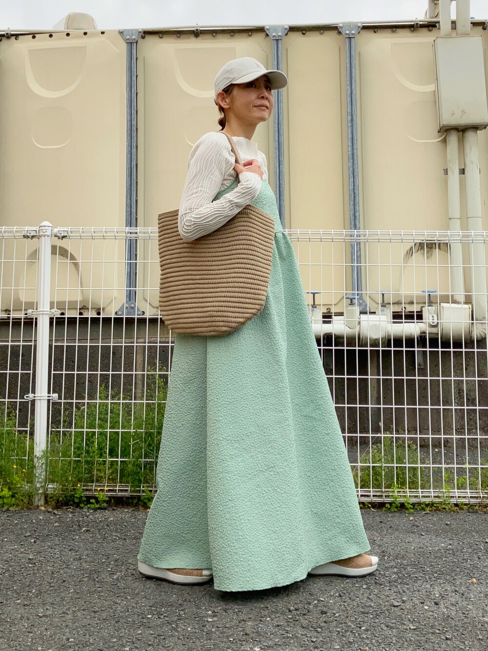 「大人カジュアル、キャミワンピ、グリーン、ポコポコ、ロングワンピース、apretro、NEW ERA、キャップ、40代ファッション」｜「ap retroのぽこぽこベアキャミOP（ワンピース、グリーン系）」を使った、まゆみんさん（レディース・160cm）の春コーディネートの1枚目の写真