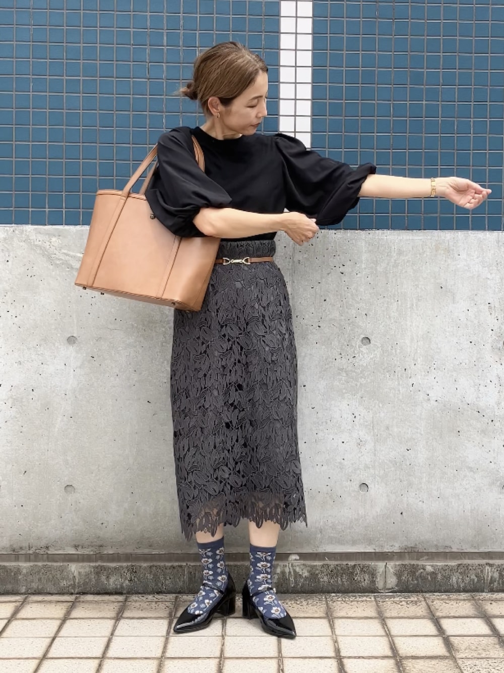 ブラック系のTシャツ/カットソー、その他のスカート、ブラック系のシューズを着用したレディースの夏コーディネートの1枚目の写真