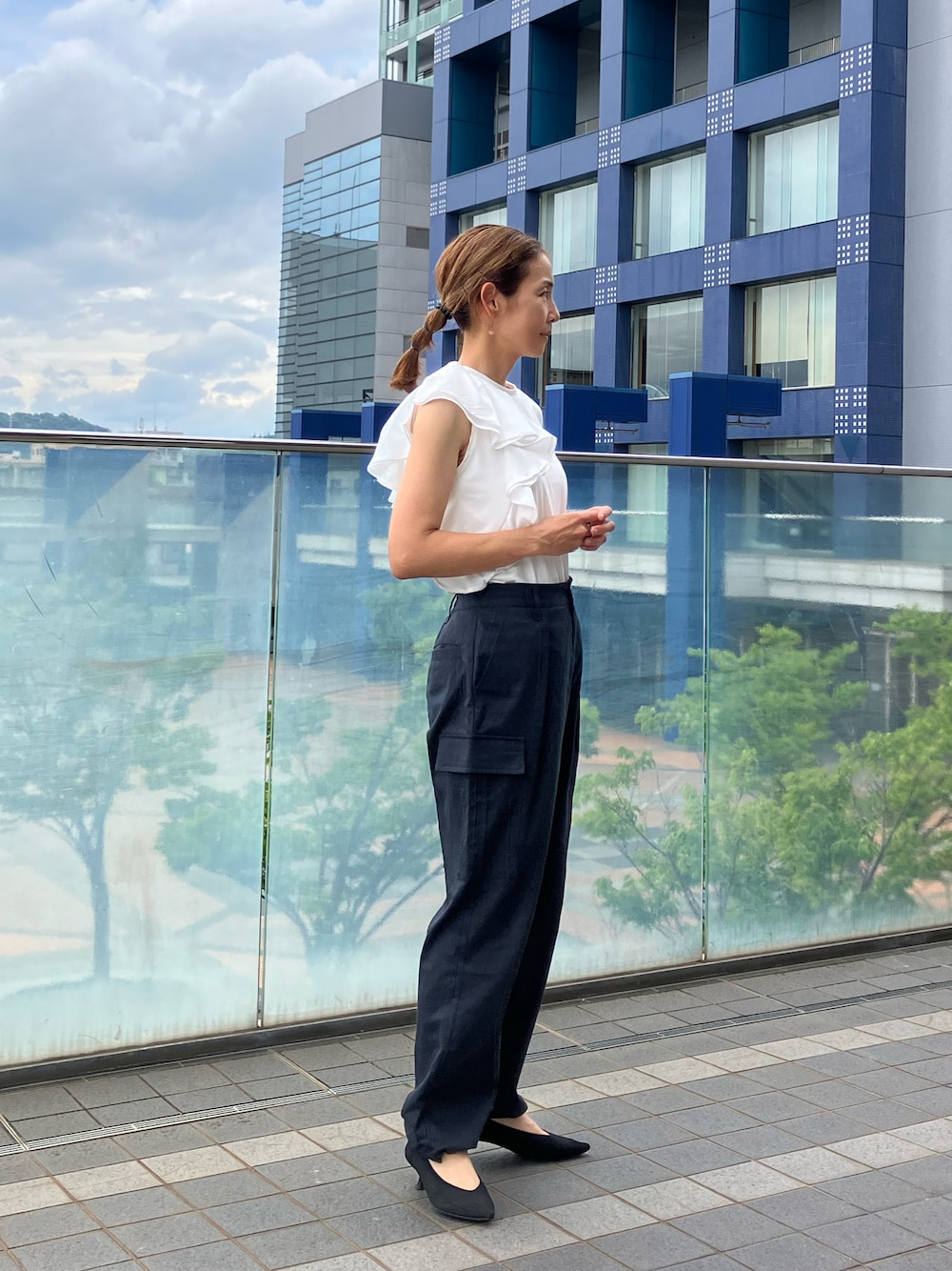 ブラック系のカーゴパンツ、ホワイト系のTシャツ/カットソー、ブラック系のパンプスを着用したレディースの夏コーディネートの1枚目の写真