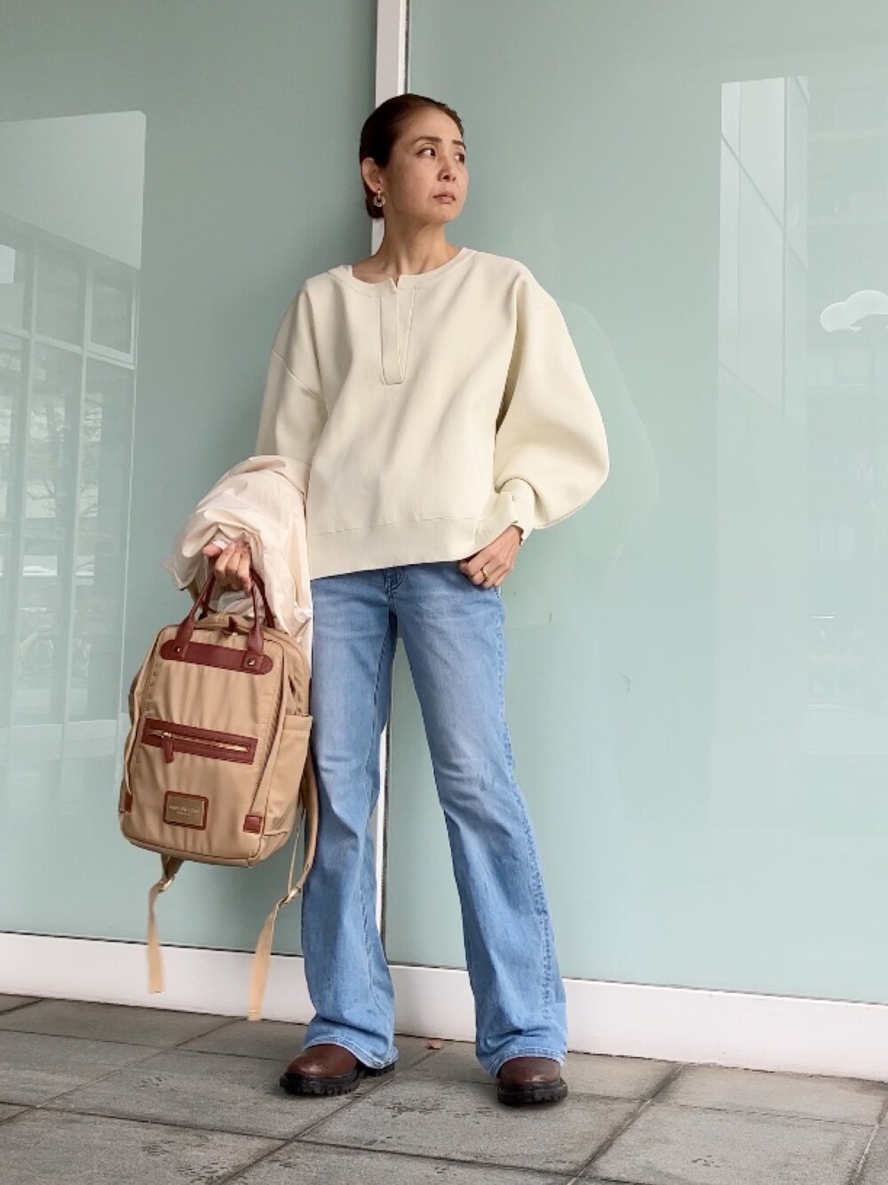 「#excellent__7、ゴールドアクセ、ピアス、Vネック、apretro、フレアデニム、EDWIN、40代ファッション」｜「ap retroのダイバーニット深Vニットプルオーバー（ニット/セーター、ホワイト系）」を使った、まゆみんさん（レディース・160cm）の春コーディネートの1枚目の写真