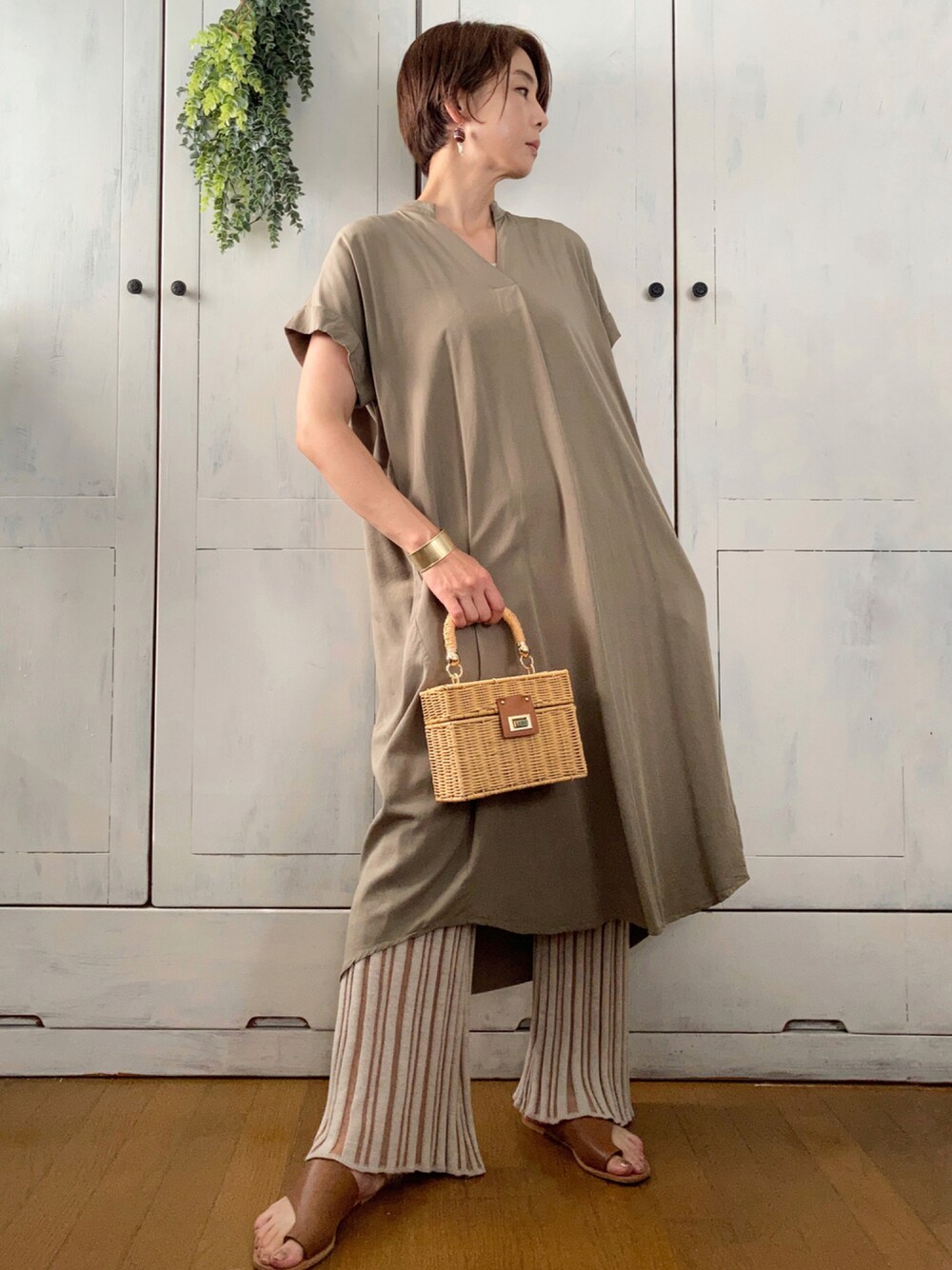 グリーン系のワンピース、ブラウン系のその他パンツ、ベージュ系のかごバッグを着用したレディースの夏コーディネートの1枚目の写真