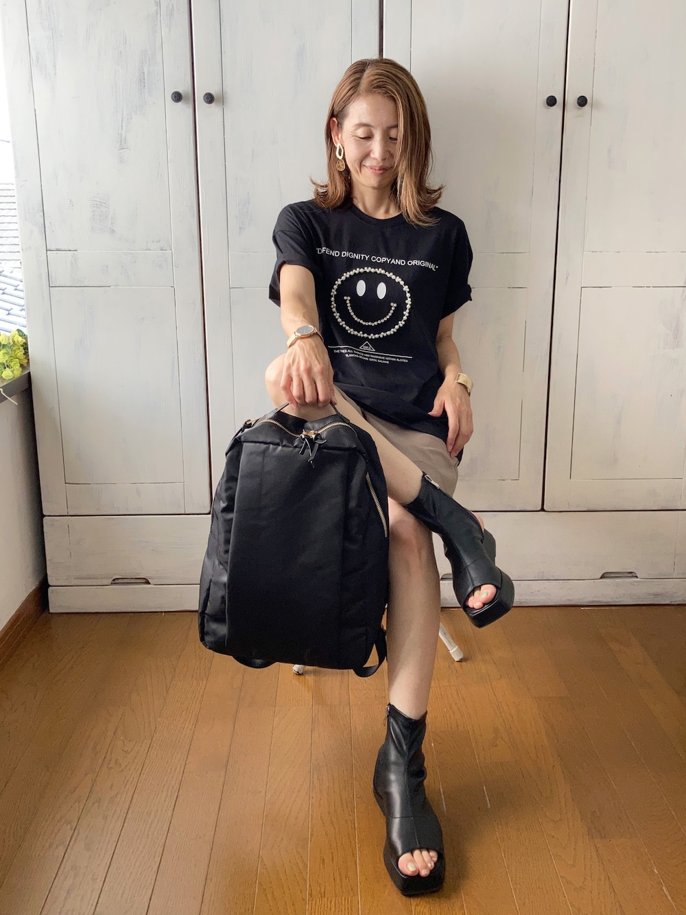 「真夏のアクティブスタイル、大人カジュアル、Tシャツ、ニコちゃん、ハーフパンツ、apretro、リュック、バックパック、MioFIRANO、GU」｜「ap retroのニコちゃんパールTEE（Tシャツ/カットソー、ブラック系）」を使った、まゆみんさん（レディース・160cm）の夏コーディネートの1枚目の写真