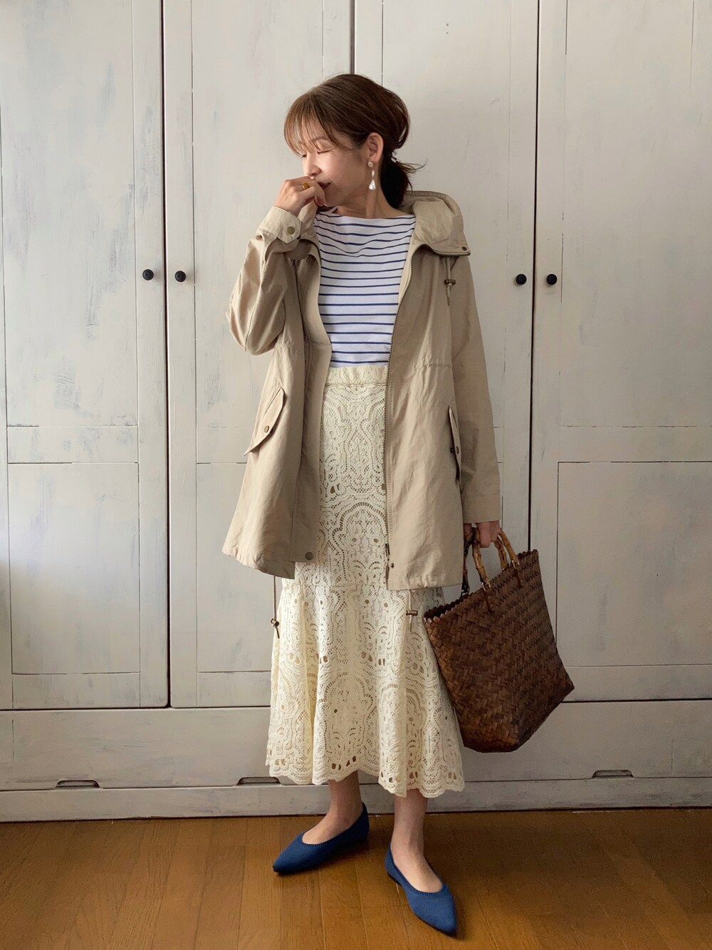 ベージュ系のジャケット/アウター、ブルー系のTシャツ/カットソー、ホワイト系のスカートを着用したレディースの春コーディネートの1枚目の写真
