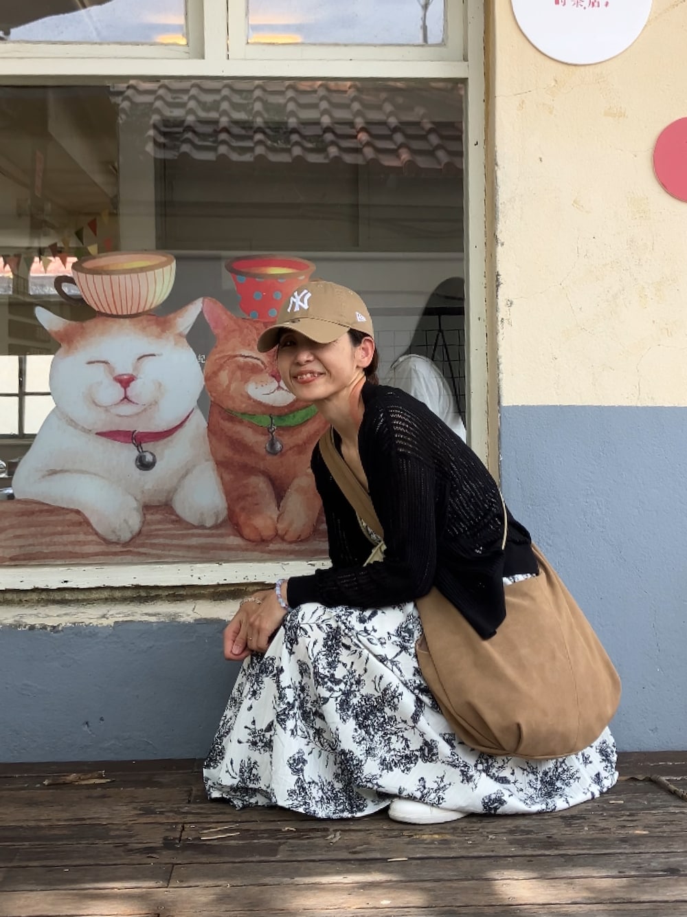 ベージュ系のショルダーバッグ、ホワイト系のワンピース/ドレス、ベージュ系のキャップを着用したレディースの夏コーディネートの1枚目の写真