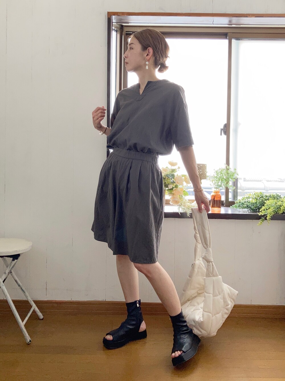 グレー系のシャツ/ブラウス、グレー系のその他パンツ、ホワイト系のショルダーバッグを着用したレディースの夏コーディネートの1枚目の写真