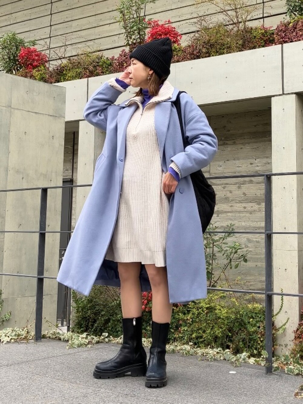 ホワイト系のワンピース、パープル系のTシャツ/カットソー、ブルー系のチェスターコートを着用したレディースの冬コーディネートの1枚目の写真