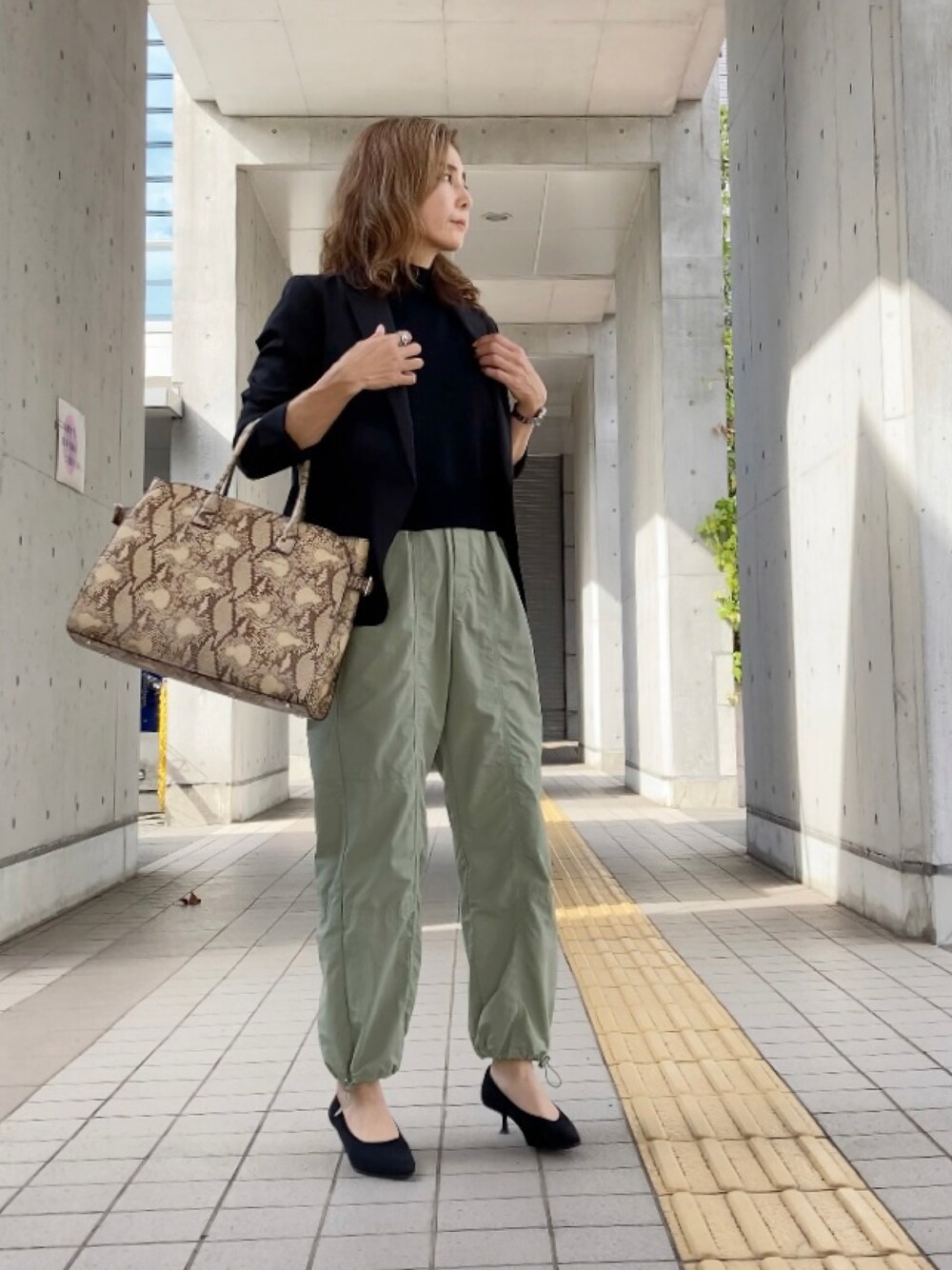 グリーン系のその他パンツ、ブラック系のスーツセット、その他のバッグを着用したレディースの秋コーディネートの1枚目の写真