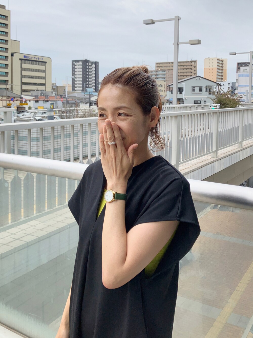 ブラック系のワンピース、ホワイト系のスニーカー、ホワイト系のリングを着用したレディースの春コーディネートの1枚目の写真