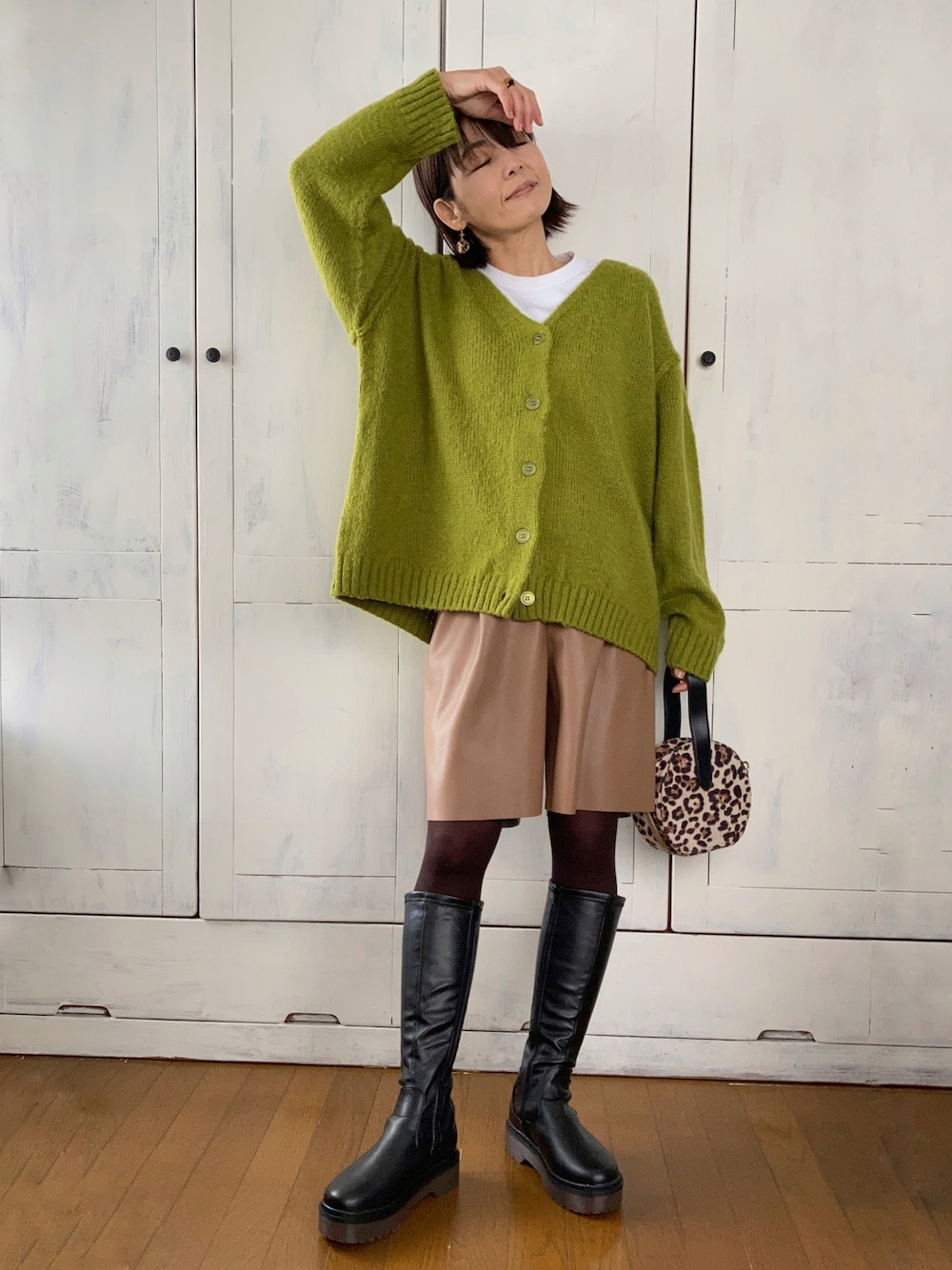 グリーン系のカーディガン/ボレロ、ブラウン系のその他パンツ、ブラック系のブーツを着用したレディースの冬コーディネートの1枚目の写真