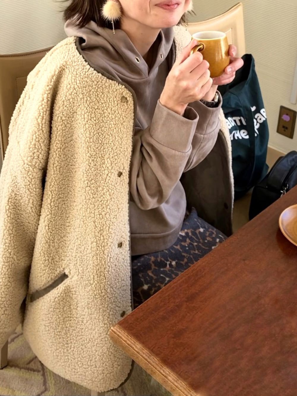 グリーン系のジャケット/アウター、ブラウン系のパーカー、ブラウン系のスカートを着用したレディースの冬コーディネートの1枚目の写真