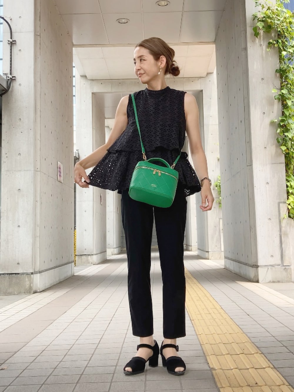 ブラック系のシャツ/ブラウス、ブラック系のパンツ、グリーン系のショルダーバッグを着用したレディースの夏コーディネートの1枚目の写真