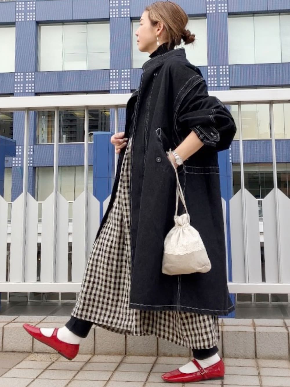 「モッズコート、大人カジュアル、大人ガーリー、デニム、forksy、forksy.、Samansa Mos2、kazumiコラボ、SM2、キャミワンピ、リネン、赤、40代ファッション」｜「forksy.の【forksy.】２WAYデニムモッズコート/ベスト（モッズコート、ブラック系）」を使った、まゆみんさん（レディース・160cm）の冬コーディネートの1枚目の写真